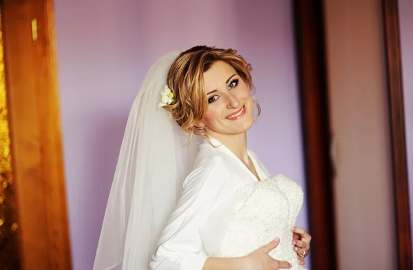Junge Braut drinnen — Stockfoto