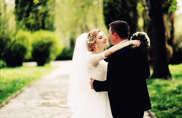 Glückliche Braut und Bräutigam zur Hochzeit — Stockfoto