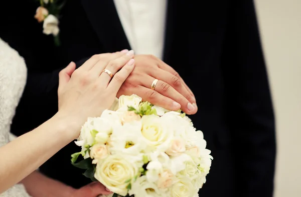 Noiva feliz e noivo em seu casamento — Fotografia de Stock