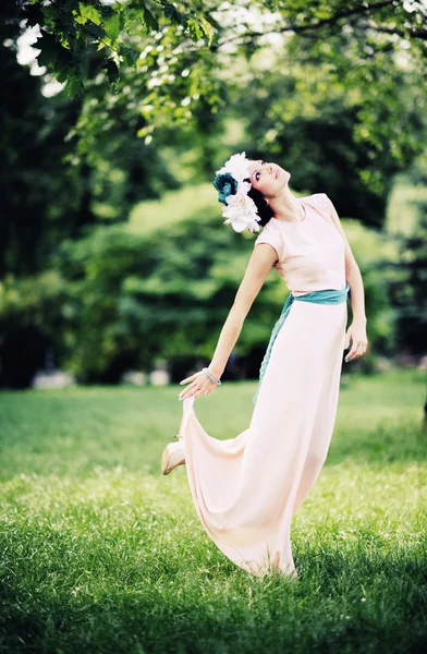 Chica en el jardín — Foto de Stock