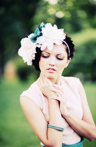 Ragazza in giardino — Foto Stock