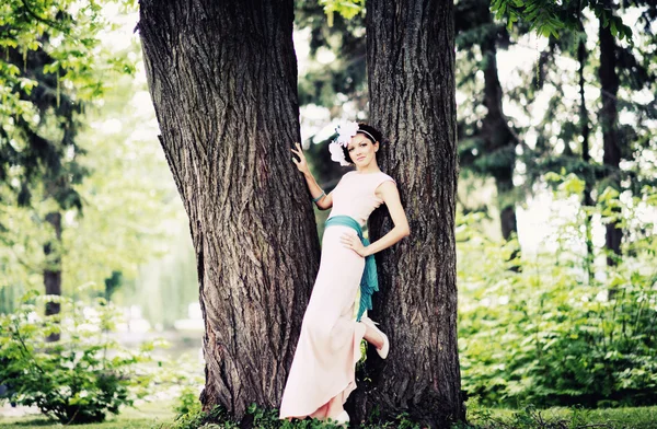 Chica en el jardín — Foto de Stock