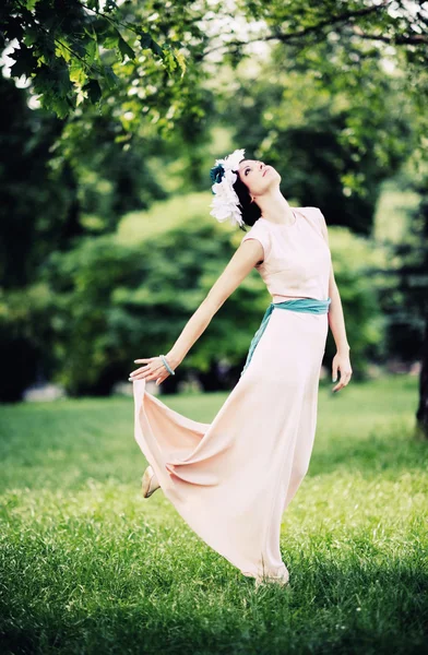 Chica en el jardín — Foto de Stock