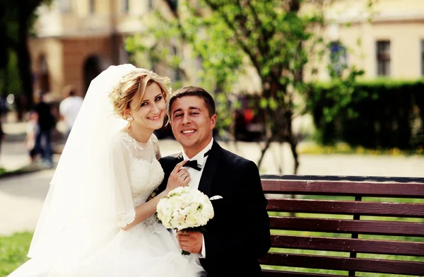 Glückliche Braut und Bräutigam zur Hochzeit — Stockfoto