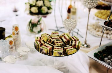 Masa üzerinde tatlı kek