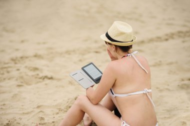 kadın tablet okuyucu sahilde okuma