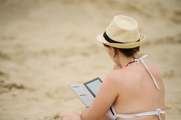 Kadın tablet okuyucu sahilde okuma — Stok fotoğraf