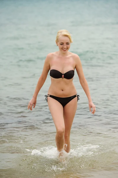 Ragazza felice sulla spiaggia del mare — Foto Stock