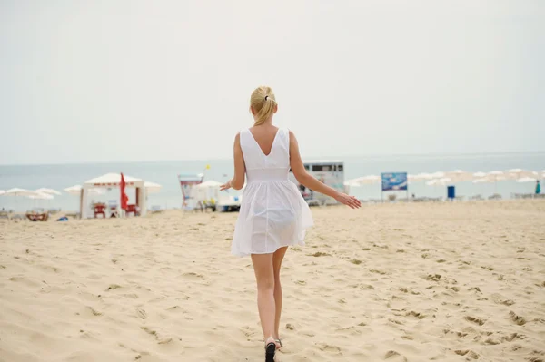 Chica feliz en la playa del mar — Foto de Stock