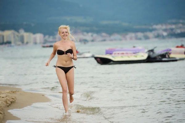 Donna che corre sulla spiaggia del mare — Foto Stock