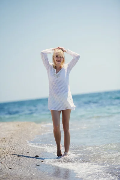 沙滩上快乐的女孩 — 图库照片