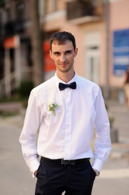 красивий нареченого на весілля пальто