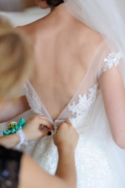 nedime geline yardımcı oluyor