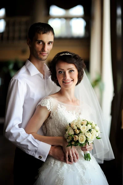 Glad brud och brudgum på deras bröllop — Stockfoto