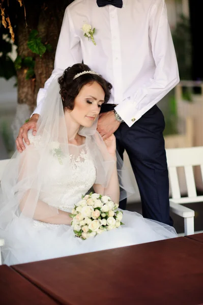 幸せな花嫁と新郎の結婚式で — ストック写真