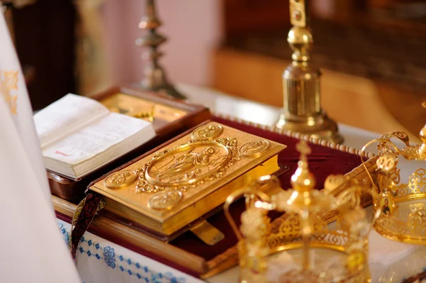 Kirchenbibel auf dem Altar — Stockfoto