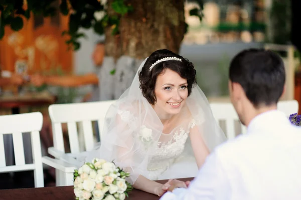 Giovane sposa il giorno del matrimonio — Foto Stock