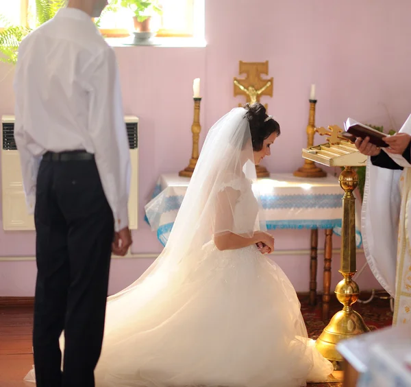 Невеста и жених в церкви — стоковое фото