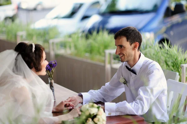 Felice sposa e lo sposo sul loro matrimonio — Foto Stock