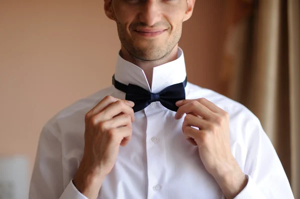 Novio guapo en el abrigo de boda — Foto de Stock