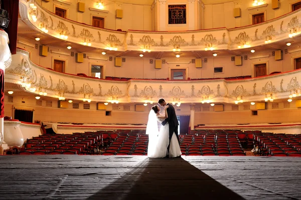 Noiva feliz e noivo em seu casamento — Fotografia de Stock