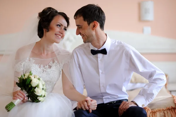 Giovane sposa il giorno del matrimonio — Foto Stock