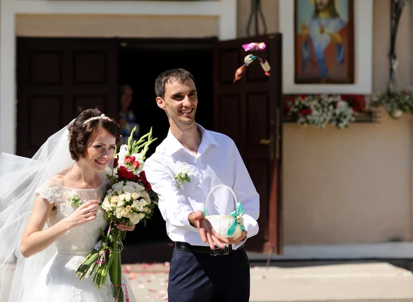 Bride and groom in the church — Stock Photo, Image