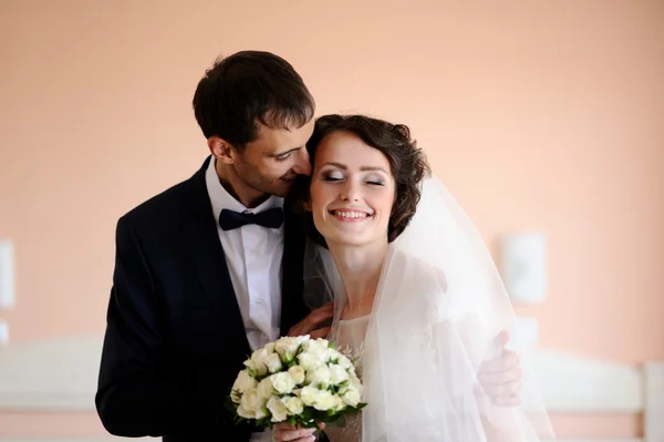 Noiva feliz e noivo em seu casamento — Fotografia de Stock