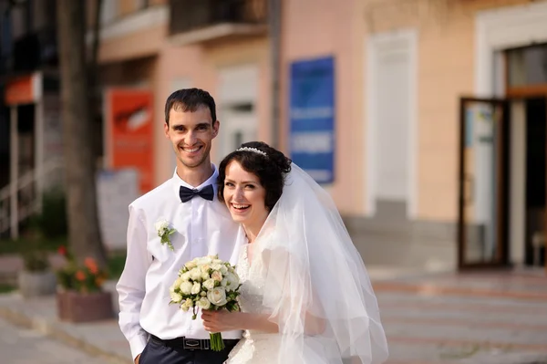 Χαρούμενη νύφη και γαμπρός στο γάμο τους — Φωτογραφία Αρχείου