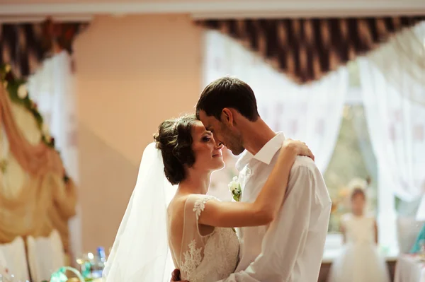 Mariée et marié dansant sur le mariage — Photo