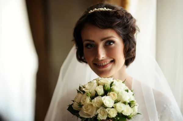 Junge Braut am Hochzeitstag — Stockfoto