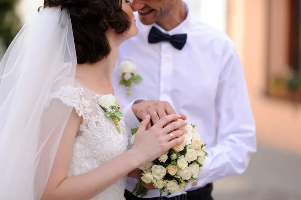 Glad brud och brudgum på deras bröllop — Stockfoto