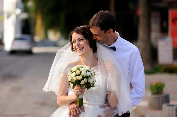 Šťastná nevěsta a ženich na jejich svatbě — Stock fotografie