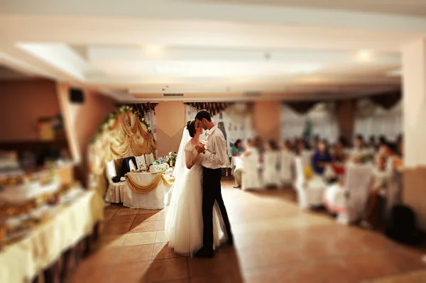 Bruid en bruidegom op de bruiloft dansen — Stockfoto