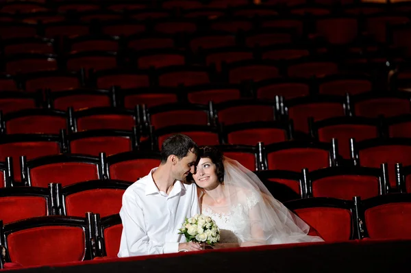 Glückliche Braut und Bräutigam zur Hochzeit — Stockfoto