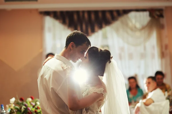 Noiva e noivo dançando no casamento — Fotografia de Stock