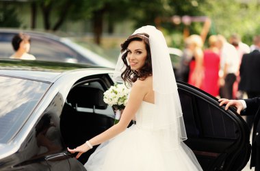 Genç gelin güzel gelin buket çiçek car yakınındaki ile