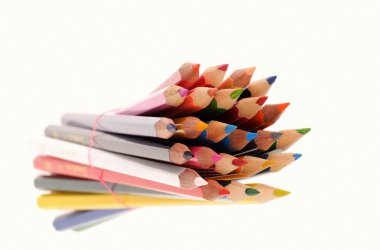  Beyaz arkaplanda izole edilmiş çok renkli kalemler