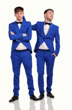 komik adamlar mavi suite farklı duygular ile giyinmiş