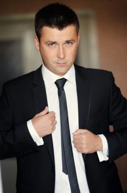 красивий нареченого на весілля пальто