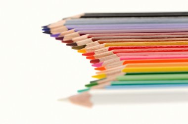  Beyaz arkaplanda izole edilmiş çok renkli kalemler