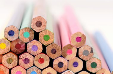  Beyaz arkaplanda izole edilmiş çok renkli kalemler