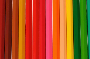  Beyaz arkaplanda izole edilmiş çok renkli kalemler