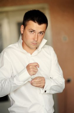 Beyaz gömlekli yakışıklı damat