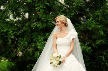 Genç gelin buket çiçek açık ile