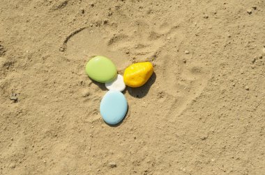  renkli çakıl kum üzerinde