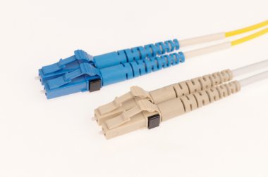 gri arka plan üzerinde izole Optik lif kablolar