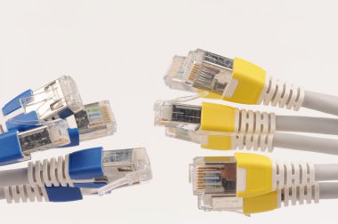 bilgisayar ağ kabloları gri arka plan üzerinde