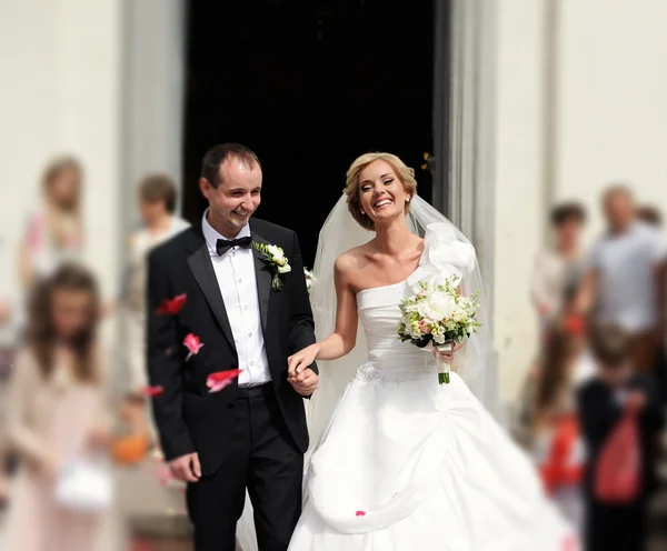 Nevěsta a ženich v kostele — Stock fotografie