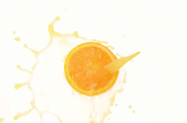 Apelsinjuice med stänk — Stockfoto